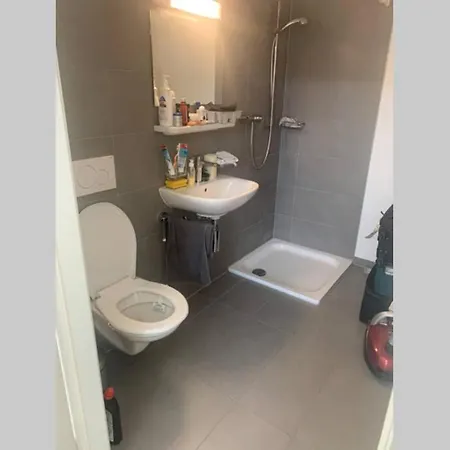 Modern & Private Furnished Studio/work Station Apartamento